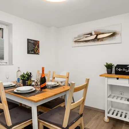 Mola Apartments-ferienwohnung Fuer 5 Personen-separater Eingang-gratis Parkplatz-terrasse-grill-highspeed Wlan-auch Fuer Langzeit Geeignet Apartament